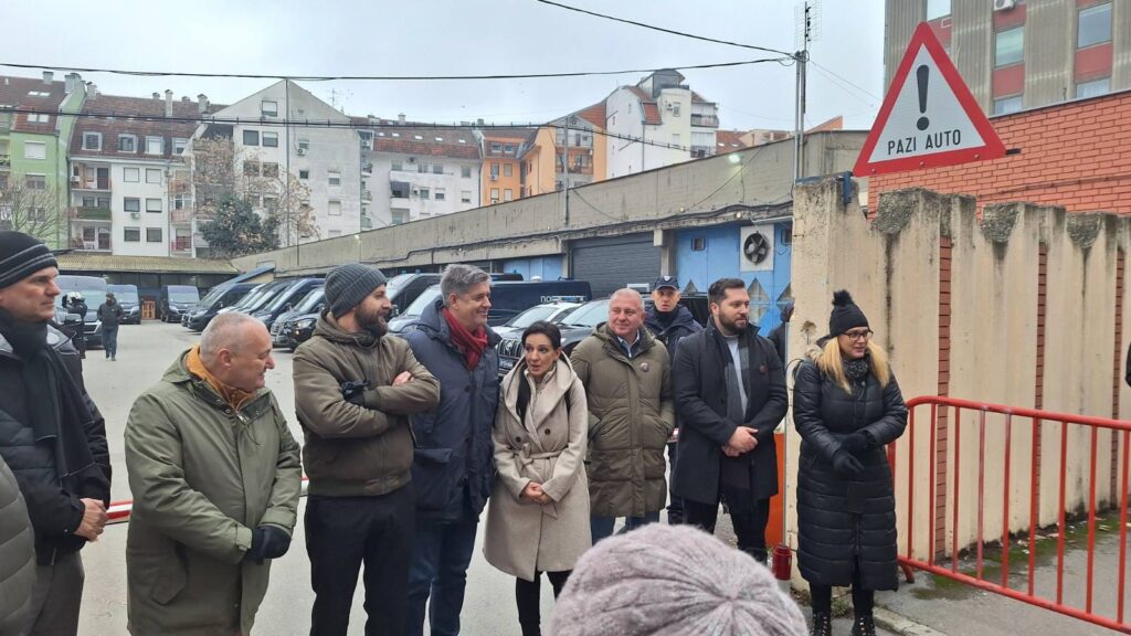 Opozicija jutros blokirala zgradu Policijske uprave