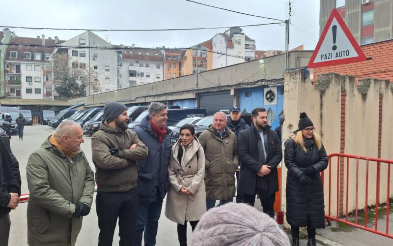 Opozicija jutros blokirala zgradu Policijske uprave