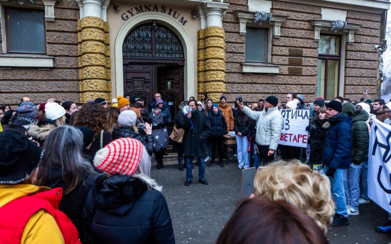 Испред Гимназије, одржан протест подршке просветним радницима у штрајку