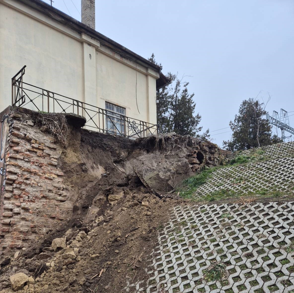 Rakić (SSP): Današnje urušavanje zida kod podvožnjaka još jednom je ogolilo razmere režimske korupcije