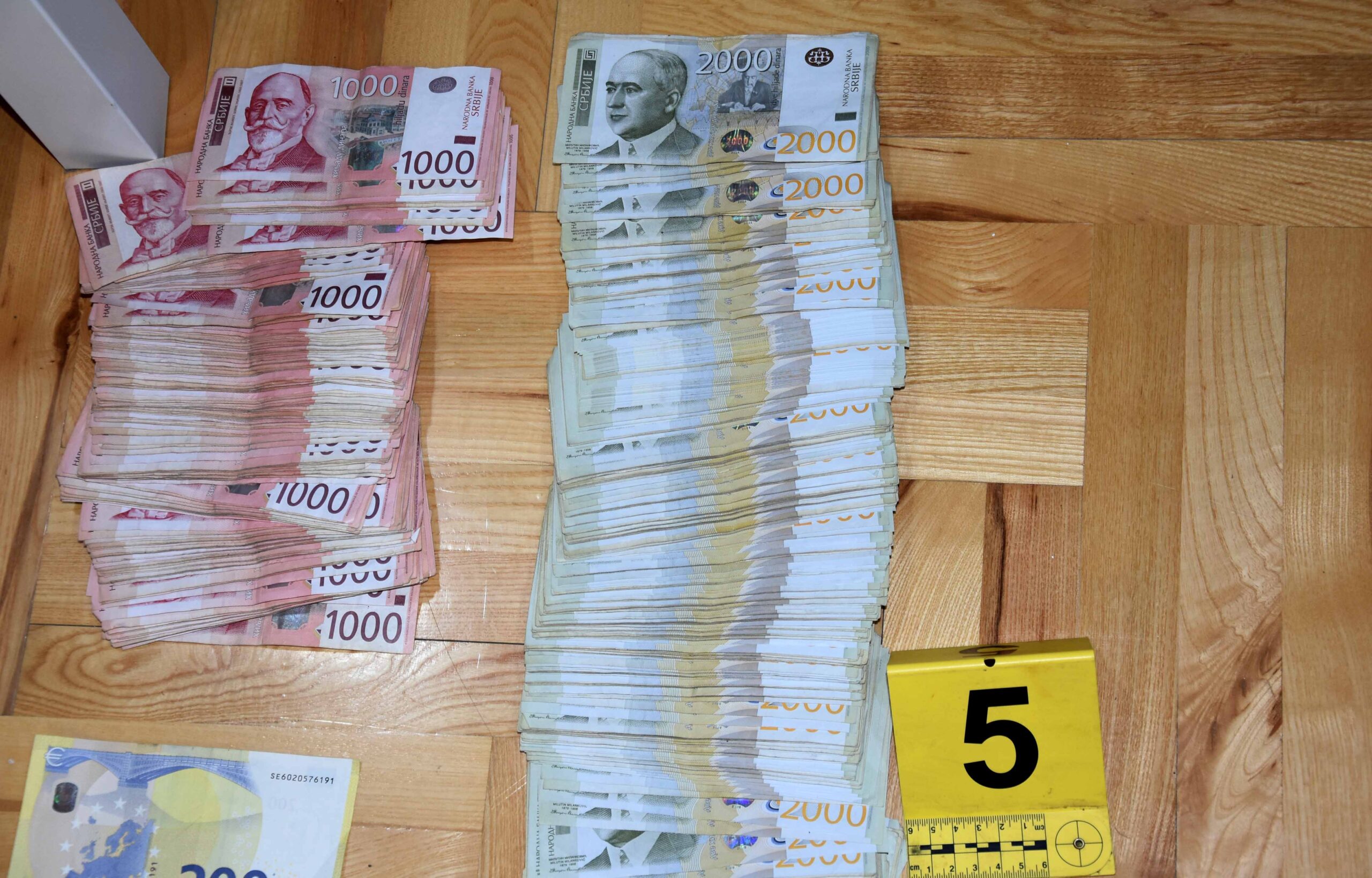 U stanu pronađeno 1,1 kilogram biljne materija marihuana