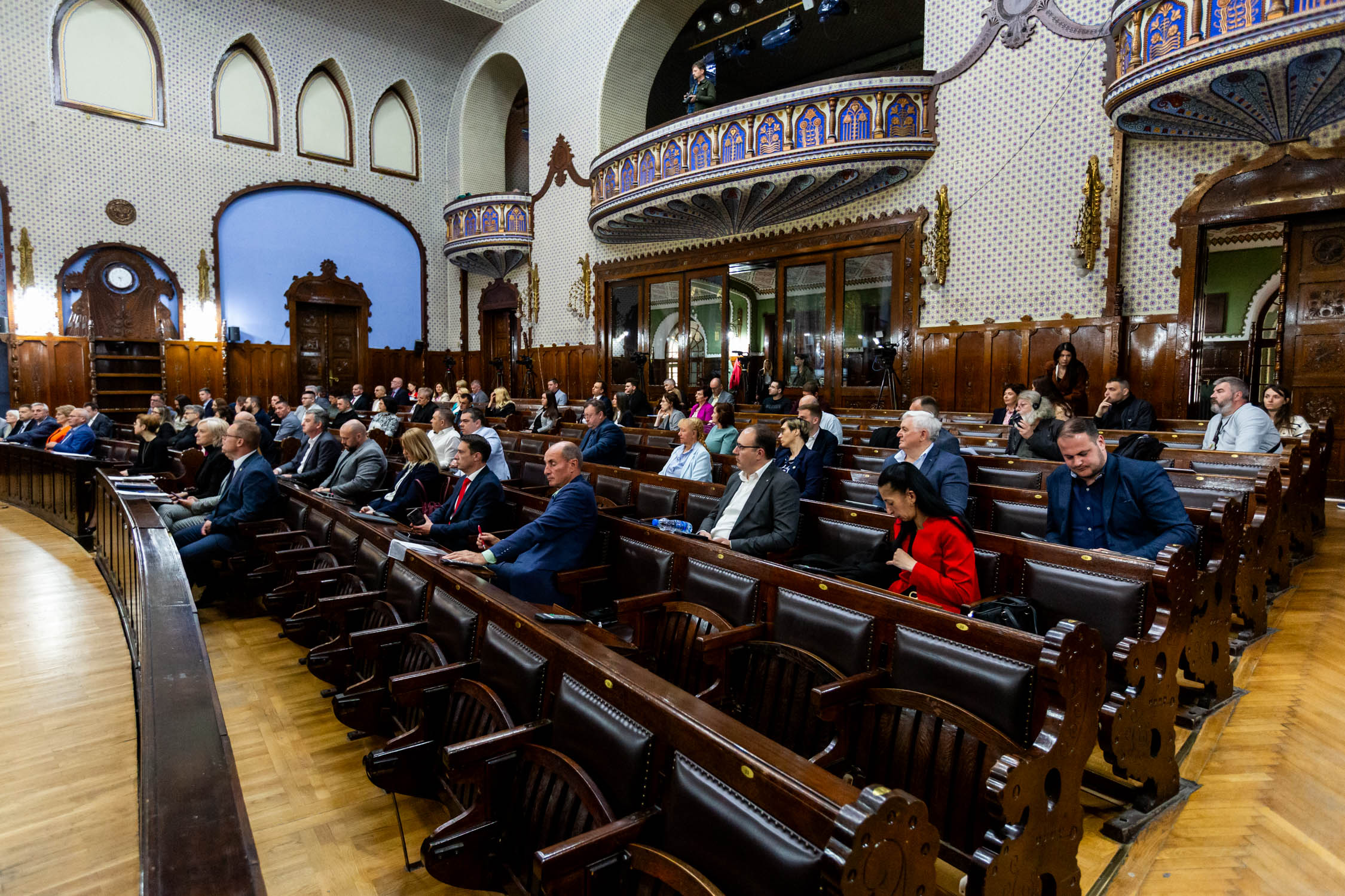 Dok opozicija misli da skupština mesecima ne radi u interesu građana pozicija smatra da je potražnja za novim stanovima velika