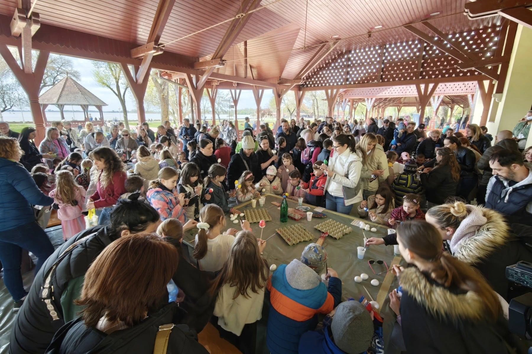 Veliki broj mališana uzeo učešće na manifestaciji „8. Vaskrs na Paliću“
